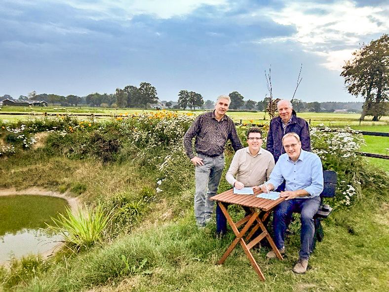 Ondertekening overeenkomst SKS en OL2, vlnr Pedro Aarnink, René Nijmeijer (SKS), Theo Hoge en Tom Oortwijn